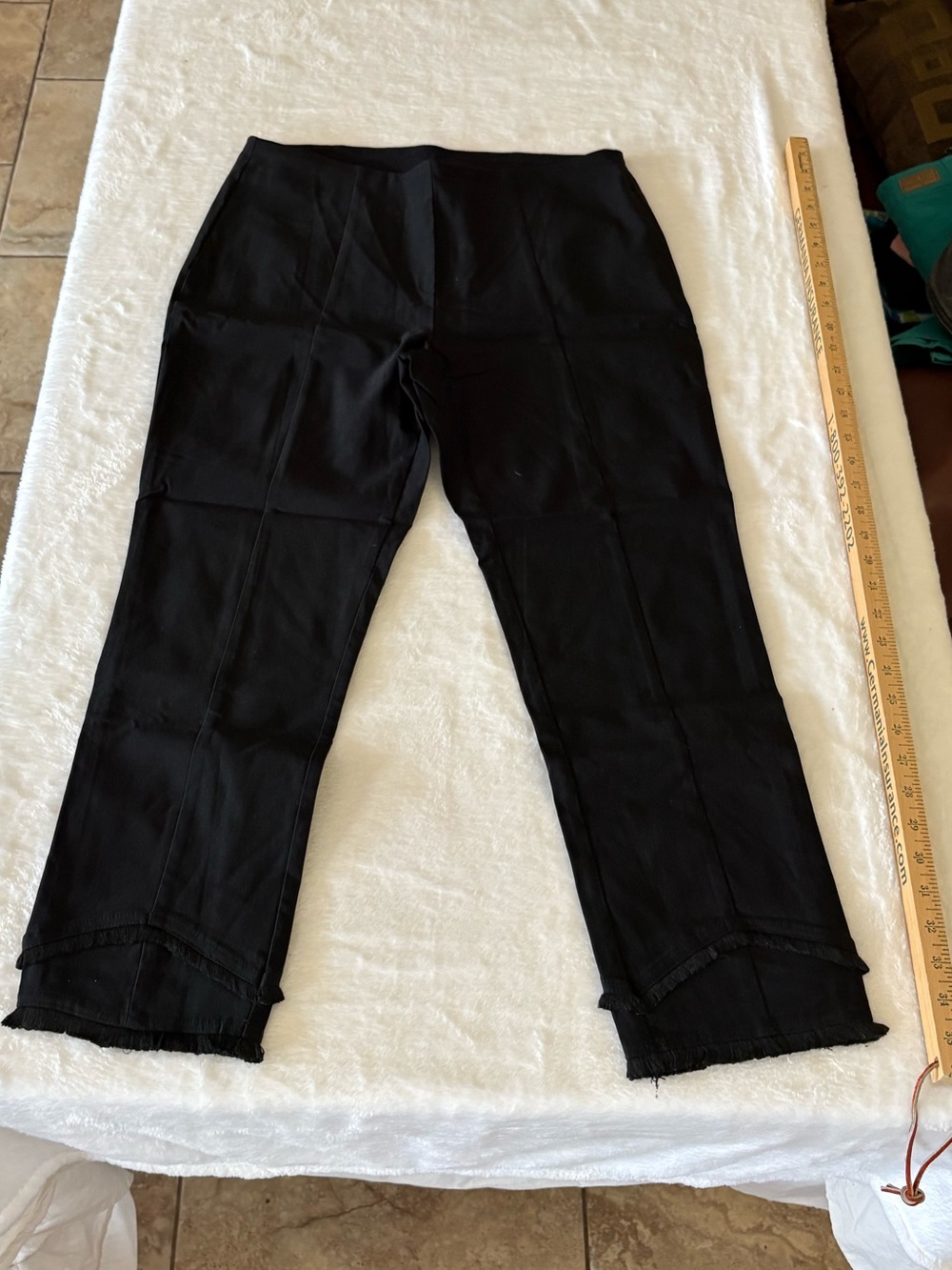 Attyre Black Capri Crop Stretch Pants